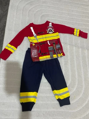 Brand bils kläder barn  - brandmansmotiv, storlek 86/92