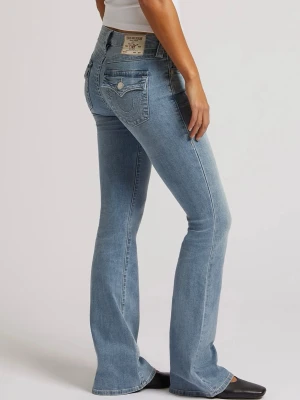 Ljusblå Becca True Religion mid waist - Ljusblåa mid waist jeans från True religon i modellen Becca. Jeansen är i storlek 25 och har använts ett antal gånger. På de sista bilderna kan du se att jeansen är slitna längst ner och har en liten lagning vid ena låret, men det är inget som syns när byxorna är på. Skriv om du vill ha fler bilder!