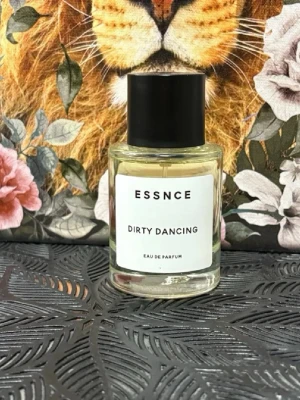 ESSNCE Dirty Dancing EdP - ESSNCE Dirty Dancing Eau de Parfum har en stilren look och passar perfekt för dig som vill sticka ut. Flaskans design är enkel och modern, vilket gör den till ett snyggt tillskott i din samling. Perfekt för dig som gillar trendiga dofter.