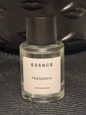 Essnce Freshotic Eau de Parfum - Essnce FRESHOTIC doftar som L’IMPÉRATRICE frånvaro DOLCE & GABBANA. En blommig och fruktig Eau de Parfym. För mängd se bild. 