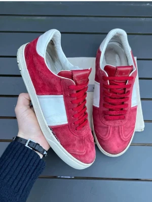 Valentino flycrew  - Tja! Säljer dessa riktigt feta flycrews som är perfekt om du vill ha flycrews men inte har super mycket pengar! Size 43! Skick 7/10. Slitningen på sidan har lagats så de läcker inte igenom eller liknande. Dustbag ingår! Hör av dig vid intresse så fixar vi en bra affär!🤩🤝