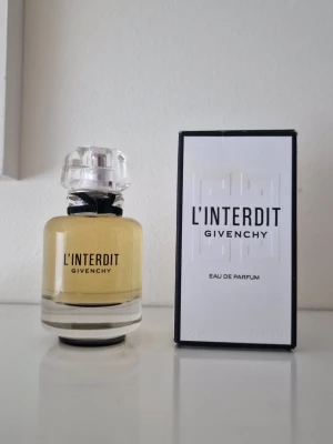 Givenchy L'Interdit - Givenchy L'Interdit parfym 50 ml. Köpt på Notino, använd endast få gånger men den passar mig inte. 