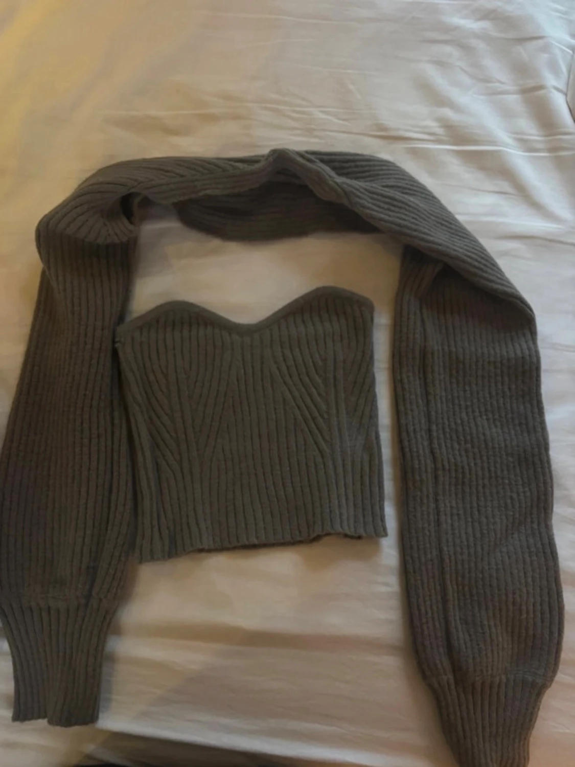 Grå ribbad croppad stickad tröja