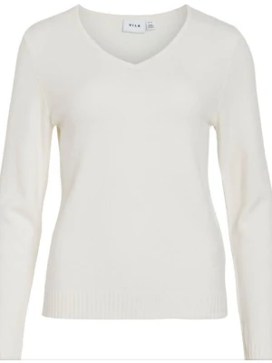 Vit v-ringad tröja från Vila - Klassisk vit tröja från Vila med v-ringning och långa ärmar. Tröjan har ribbade muddar vid ärmslut och nederkant, vilket ger en stilren och enkel look. Perfekt att matcha med jeans eller kjol för en clean stil.