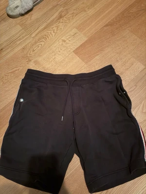  Moncler shorts - Säljer ett par svarta shorts från Moncler i storlek köpt på sellpy så dom är äkta lite missfärgade som ni ser på bilden