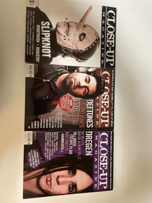 Close-Up Magazine (samling, 3 nummer) - Samling av tre nummer av Close-Up Magazine, perfekt för dig som älskar hårdrock och metal! Intervjuer och reportage med band som Slipknot, Nightwish, Deftones, Hammerfall, Dregen, Disturbed och många fler. Upptäck nya band och få koll på scenens hetaste nyheter.