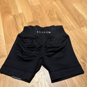 Relode gym shorts  - Säljer dessa gym shorts från Relode då jag köpte fel storlek, storlek xxs. Helt oanvända, med lapp kvar och påsen. Dessa heter aura seamless scrunch shorts