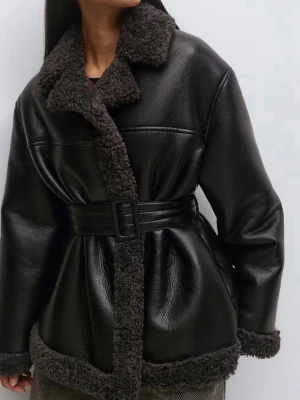 teddy pu belted jacket - Säljer denna jacka från Gina Tricot i storlek xs som är helt slutsåld på hemsidan! Använt den fåtal gånger men kommer inte till användning nån mer :( 🍒