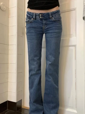 Blå bootcut jeans från Lager 157 - Säljer ett par klassiska blå jeans från Lager 157 med bootcut passform och låg midja fem fickor. Skriv om du har frågor.