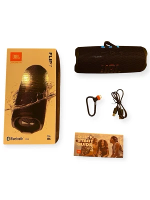 JBL Flip 7 högtalare - JBL Flip 7 är en portabel Bluetooth-högtalare med kraftfullt ljud, upp till 16 timmars batteritid och IP68-klassning för vatten- och dammtålighet. Levereras med originalkartong, laddkabel, karbinhake och snabbstartsguide. Använt i ett halvår men inga fel alls