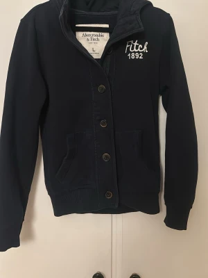Abercrombie & fitch hoodie - Det står L men passar som xs! Har krympt  mått: 40cm bred och 57cm lång