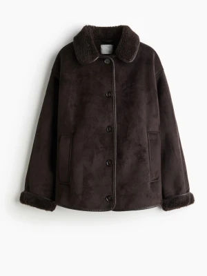 Shearlingjacka från HM - Säljer en oanvänd shearlingjacka från HM med prislapp på för 300:-.  Finns att hämta i Hornstull i Stockholm. Annars kan jag frakta och då står köparen för frakten 😊