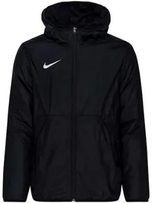 Svart vindjacka från Nike - Svart vindjacka från Nike med huva och vit logga på bröstet. Jackan har dragkedja framtill och är långärmad. Perfekt för dig som vill ha en stilren och sportig look. Materialet är lätt och känns skönt mot kroppen.