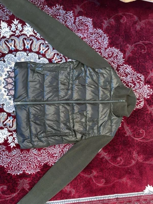 Monclare cardigan  - Säljer en äkta monclare cardigan i storlek S inga skador och använd få tal gånger nfc skan funkar och allt är i ordning om ni har några funderingar så är det bara att skriva och jag accepterar byten!👍