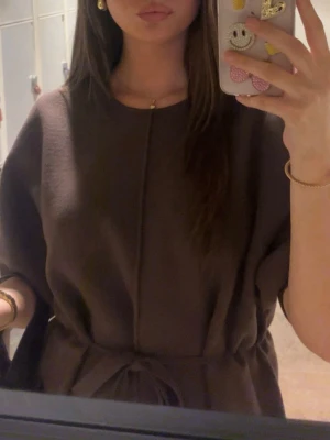 Super snygg tröja💓 - Säljer min jätte fina tröja från zara, i storlek L men skulle säga att den passar mer som en oversized s/m. Passar mig bra och jag brukar ha xs/s. Säljer då den Tyvär inte kommer till användning längre 