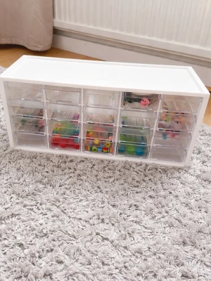 Smycken - startkit 💖Förvaringshylla + pärlor - Perfekt starter kit if you want to make or sell jewelry 💖 Storage organizer with many compartments, great for earrings and brands. Somme tape residue on the organizer but easy to clean. Hardy used, mostly stored Away. 💖 Buying options and process: -storage organizer only: 149 SEK - Jewelry + lots of beads only: 199 SEK - Full bundle ( incl. Jewelry / Shipping bags ) : 299 SEK