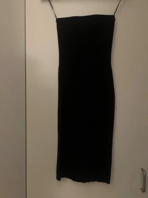 axelbandslös långklänning - Stilren svart bandau långklänning från nakd, storlek s