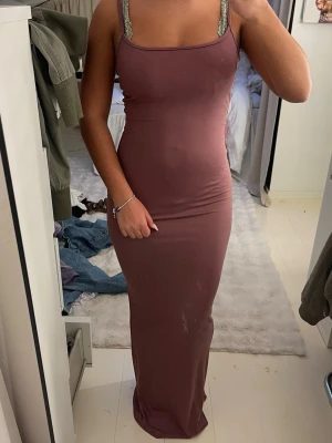 Brun långklänning med smala axelband - Använd fåtal gånger 