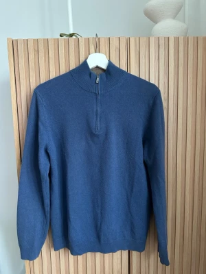 Blå stickad half zip-tröja Massimo Dutti - Snygg blå stickad tröja från Massimo Dutti med half zip och hög krage. Finns ett hål vid dragkedjan därav lågt pris 