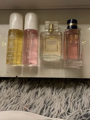 Fyra fräscha parfymer & body mists -  Olika parfymer 30kr styck oanvända 99kr för alla 