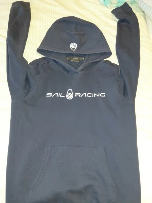 Saill Racing Hoodie - Najs Sail Racing hoodie, passar S och få M. Vill helst bara gör av med den. Öppen för byten.