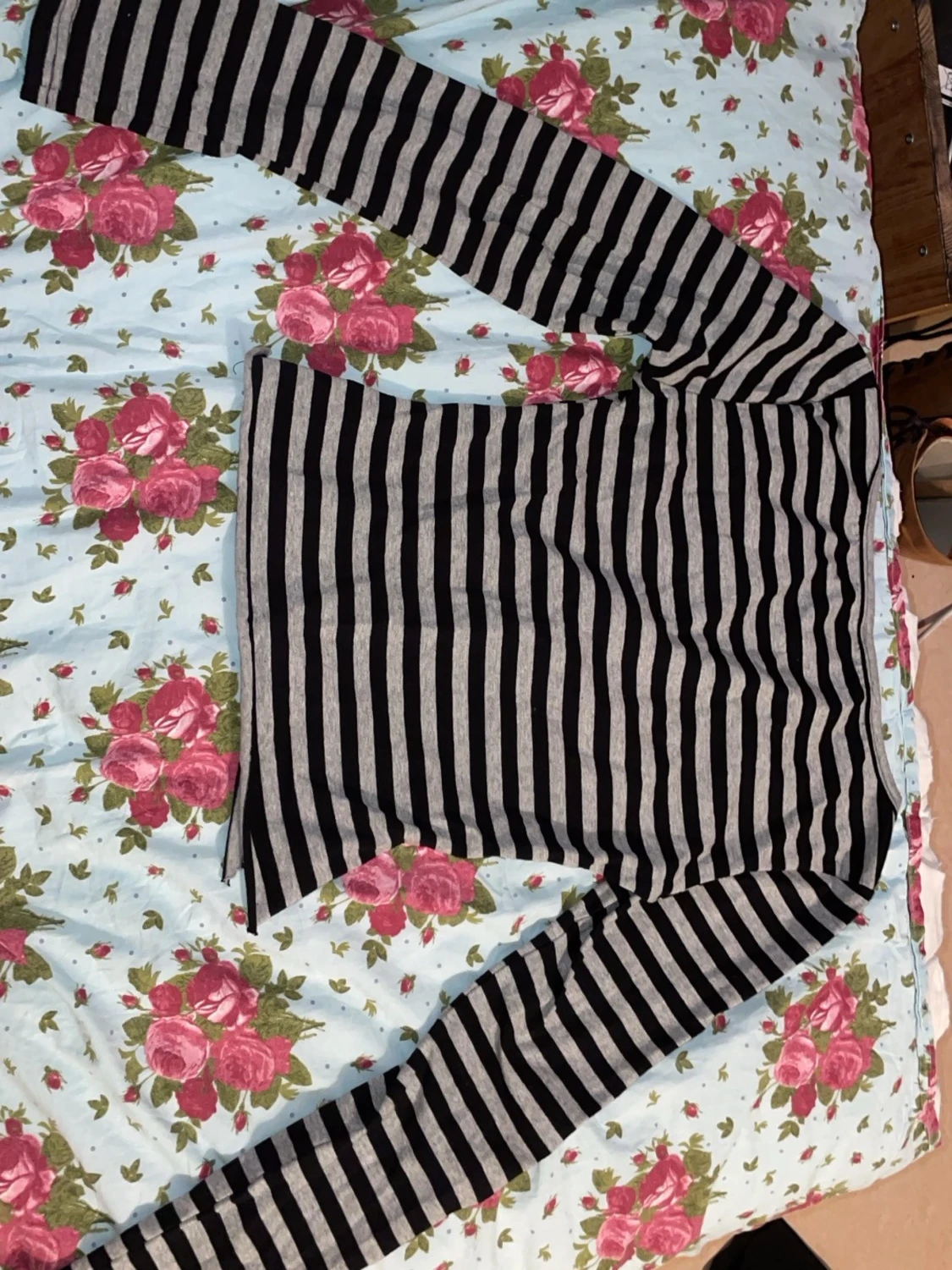 Randig tröja med långa ärmar med u-ringning och knappar - 1