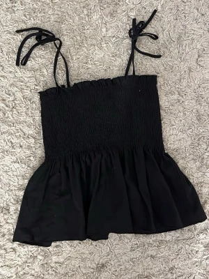 Söt topp - Super söt topp i storlek xs, skulle säga att den är väldigt stretchig så passar nog som en S också!💞