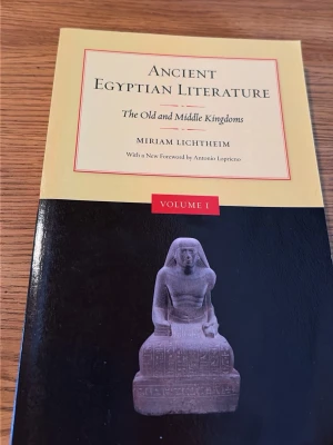 Ancient Egyptian Literature: The Old and Middle Kingdoms (Volume I) - Upptäck de fascinerande texterna från det forntida Egypten! Den här boken samlar inskriptioner och berättelser från de gamla och mellersta rikena, perfekt för dig som är nyfiken på historia, språk och myter från en av världens äldsta civilisationer. Finns understrykningar i boken se bild 3 