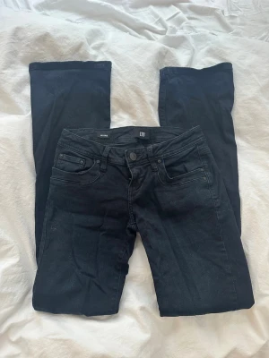Mörkblå/Svarta jeans från LTB Valerie W25 L32 - Populära LTB jeans som nästan aldrig kommit till användning. Väldigt mörkblå nästan svarta💕