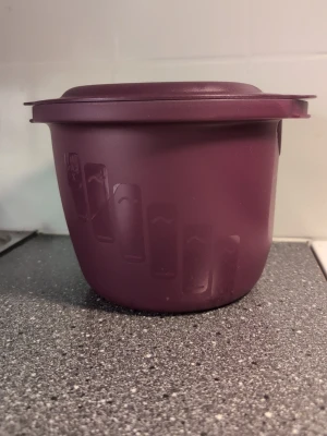 Ingen väst på bilderna - Säljer en lila Tupperware pasta kokare, Fungerar utmärkt, Använd men mycket kvar att ge, Finns lite repor men inget som stör funktionen.