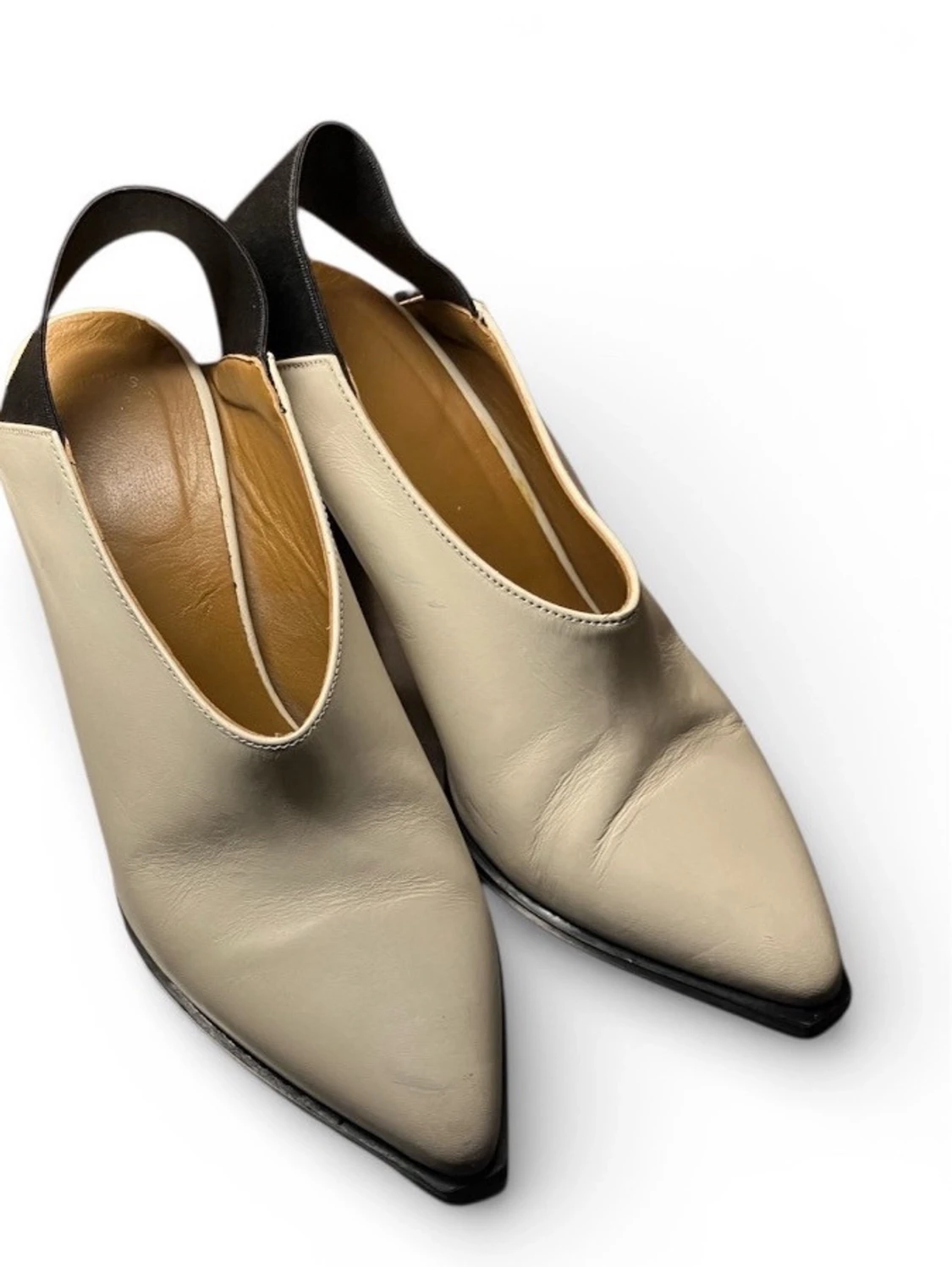 Beige och svarta klackskor i skinn