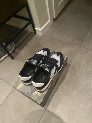 Valentino Garavani sneakers - Snygga Valentino Garavani sneakers i storlek 43. Passar väldigt bra till det mesta! Det är väldigt bra skick på skorna och de är använda fåtal gånger. De har en jätteliten fläck på tån som man inte ser. Box följer med!! (Skorna är ej tvättade på bilden)