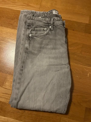 Grå skinny jeans från Jack & Jones - Snygga grå jeans från Jack & Jones är i mycket bra skick storlek 28/30. Hör av dig vid minsta fundering 