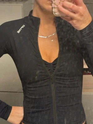 Dfyne  - Så snygg zipp tröja!! Endast testad