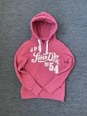 Vintage 2000s SuperDry hoodie JPN - Säljer nu denna sjukt snygga vintage 2000s hoodie från Superdry ur en limiterad upplaga😊 Passar perfekt till det allra mesta😉 Säljs ej längre och är därav mycket eftertraktad 🙌 Passar XS