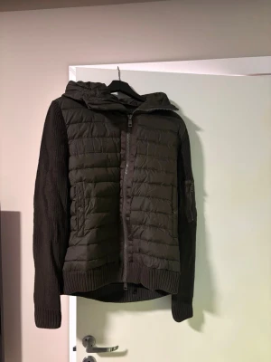  Moncler cardigan  - Äkta Moncler i fina skick sparsamt använd. Köpt förra året men var lite för liten så knappt använd. Inga hål och dragkedjor funkar som dom ska. L men passar mer medium. 