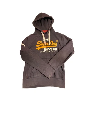Vintage Superdry Hoodie - ⭕️Finns liknande plagg i min profil⭕️  En schysst hoodie från Superdry i storlek L. Kom gärna med frågor eller funderingar, pris kan ofta diskuteras. 