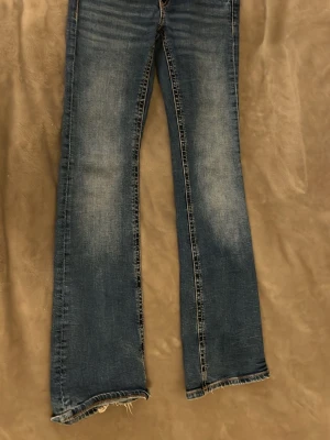 Bootcut jeans - Säljer dessa bootcut jeans från Gina Tricot, lite slitna i slutet av benen men annars i gott skick pris kan diskuteras💕