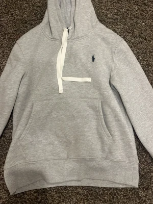 Grå hoodie från Ralph lauren - Riktigt fet hoodie från polo Ralph lauren. Storlek S. 