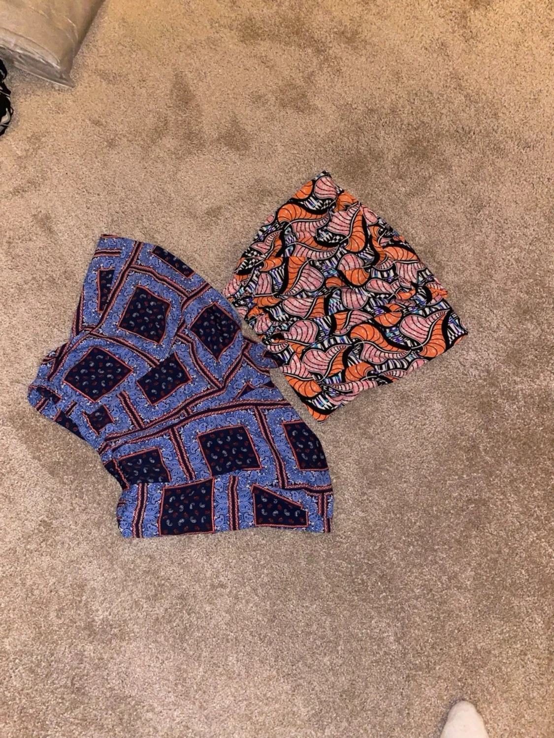 Två färgglada kortkjolar med mönster - 1