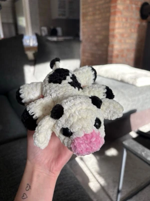 Virkad kossa 🐮  - Svart/vit virkad kossa – handgjord & unik🐮🧶 Superfin, mjuk och söt liten ko i svart & vit, perfekt som present eller för att ge lite extra charm till hyllan, soffan eller skrivbordet! 	•	Handgjord med kärlek🤍 Virkad i mjukt garn •	Unik – bara ett exemplar!  ✨ Pris: 150 kr ✨  Passar både som prydnad och kramdjur 🧸OBS! Dessa innehåller säkerhetsögon som ej är rekommenderade för barn under 3 år!