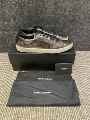 Saint Laurent skor  - Hej, säljer nu dessa svin snygga ysl skor. Väldigt rare modell! Skorna är i nytt skick! Begränsat antal boxar och dustbag. Hör av dig vid frågor. 