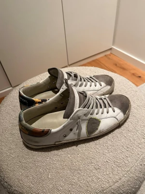 Philippe Model sneakers i vitt och grått - Tjena ett par fräscha models st 44 och fint skick, skriv om ni undrar nåt om skorna? Mvh John 