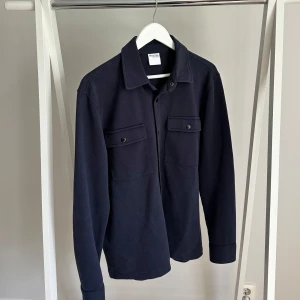 Mörkblå overshirt från Selected Homme - 👔Marinblå overshirt  Märke: Selected Homme Skick: 9/10 Storlek: L Pris: 490 kr 📦Skickas snabbt eller hämtas i Lidköping 🧾Kvitto finns