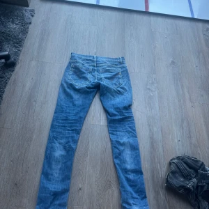 Blå donduop jeans George  - Säljer ett par klassiska blåa dondoup George byxor i storlek 30 lite små i storleken säljes på grund av att jag växt ur dem priset är förhandlingsbart 