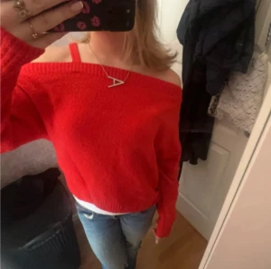 Röd stickad tröja of shoulder  - Röd stickad of shoulder tröja storlek S