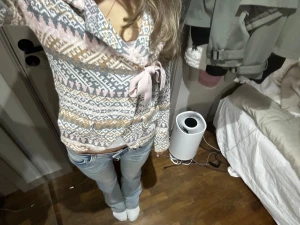 Odd Molly mönstrad kofta med rosett - Superfin kofta från Odd Molly med snyggt mönster i ljusrosa, beige och grå toner. Koftan har omlottmodell med en söt rosett på sidan, långärmad och stickad i mjukt material. Perfekt för dig som gillar unika detaljer och cozy vibes.