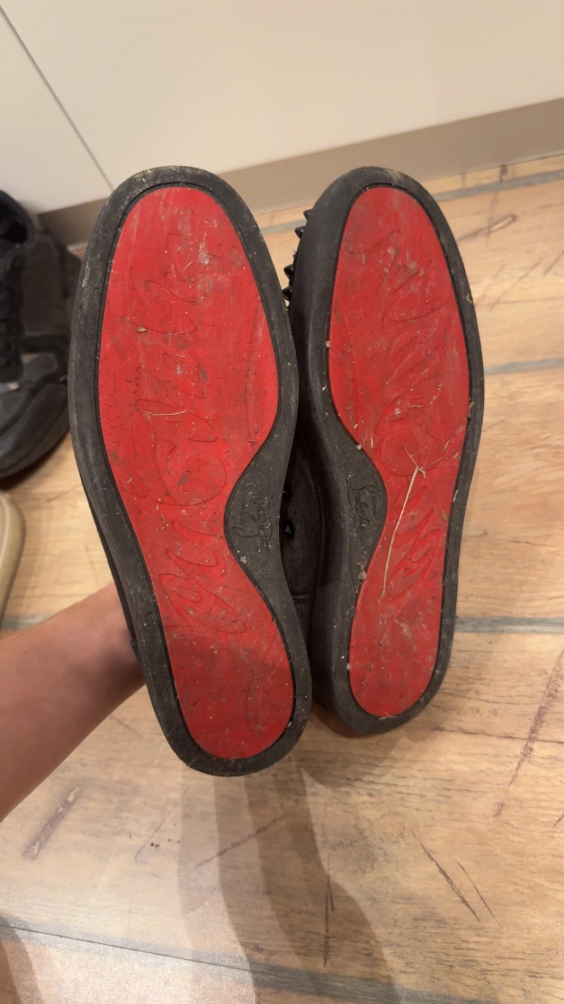 Svarta sneakers med nitar från Louboutin - 2