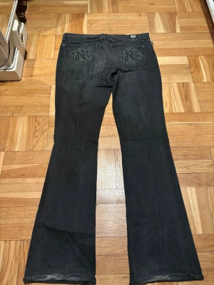 Svarta bootcut jeans Rock & Republic - Svarta jeans från Rock & Republic med bootcut passform och låg midja. 