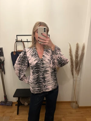 Blus från Ganni  - Så det cool och unik blus från Ganni. Använd 1 gång. Livar upp alla outfits
